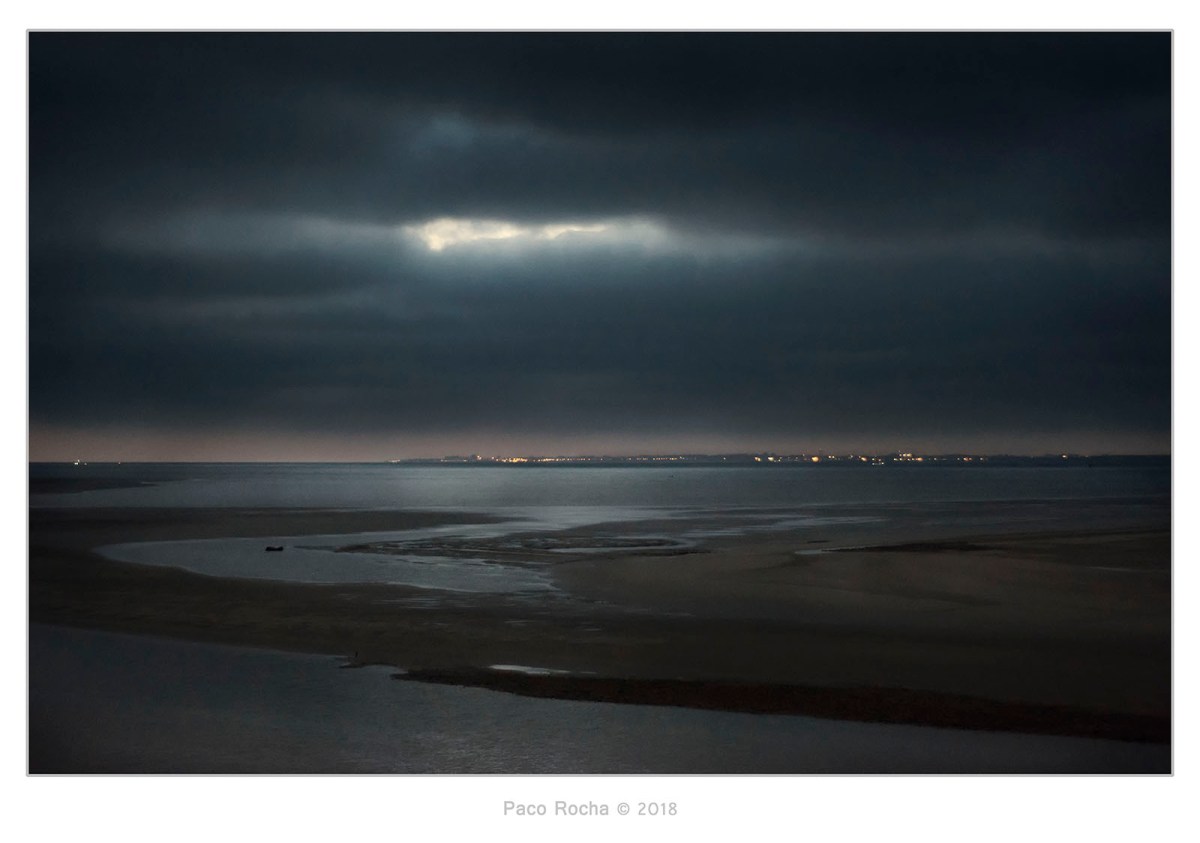 bruma humedad paco rocha bahia cadiz puerto real atardecer mar azul color tercero efe