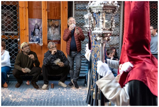 Como cada año, cuando llega el tiempo de Cuaresma que precede a la Santa Semana, TerceroEfe cumpliendo un rito ya tradicional para nosotros y nuestros seguidores, recreamos personajes típicos que nos son conocidos por todos y que surgen de repente, como de la nada, en este tiempo de bullicio, de algarabía y a veces, de recogimiento.

Conociendo la ya triste realidad del comportamiento deplorable de parte del público que asiste a los desfiles procesionales; atuendos abominables, gritos y palmas, comedores compulsivos de todo tipo de chucherías, bebedores de latas y devoradores de viandas como si de un picnic sacro se tratara.

Representamos a esa masa que va dejando un infame reguero de basuras que balizan el camino de “penitencia” por el que transcurren las cofradías. Por eso traemos estas imágenes chuscas, para escarnio de esa plebe irreverente y zafia. No tienen, para nada, misión ejemplarizante, pero sí, de cierta e inútil denuncia.